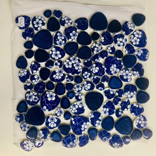 Bleu porcelaine picassiette japonisant mosaïque galets émaillés par 15 par 15 cm