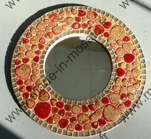 Miroir rond mosaïque galets rouge doré de Made in mosaic