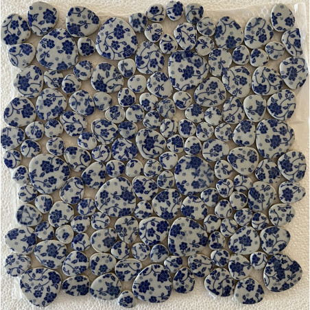 mosaique galet japonais bleu et blanc mix motif picassiette en plaque 29 cm