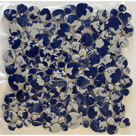 mosaique galet japonais bleu encre de Chineesprit picassiette en plaque 29 cm