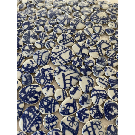 Mosaique galets emailles  motifs picassiette ecorce bleu fonce plaque 29 cm