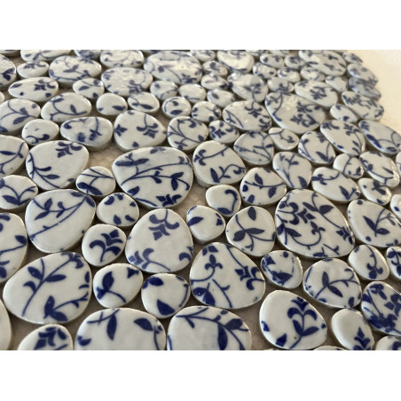 Mosaique galets emailles  motifs picassiette feuillage bleu fonce plaque 29 cm