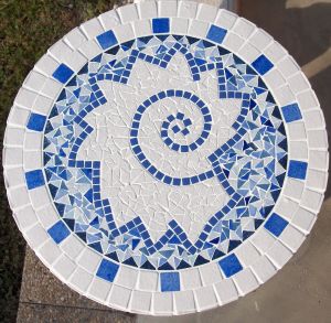 TABLE SPIRALE mosaïque blanc et bleu Mme ROCHA