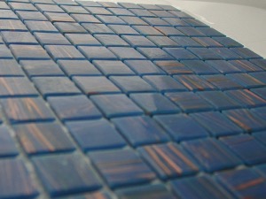 Bleu mosaïque pâte de verre bleu foncé Roi gemmé plaque 32,5cm