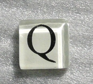 Mosaïque alphabet lettres "q" vétrocristal 2 par 2.cm