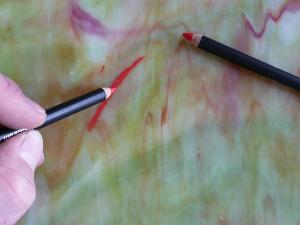 Crayon gras rouge pour tracer sur le verre