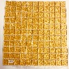Jaune doré satiné martelé fin carrés 2.5 cm épaisseur 4 mm mosaïque émaux par 18 carreaux