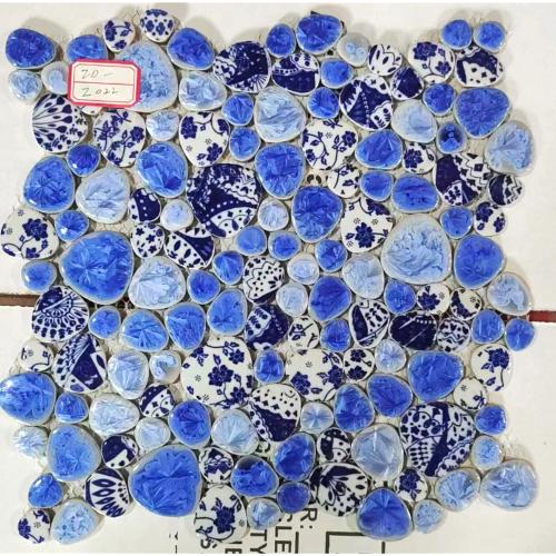 Bleu givré et bleu porcelaine picassiette mosaïque galets émaillés par 15 par 15 cm