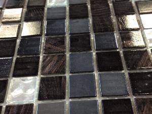 Noir mosaïque pâte de verre noir gemme, noir argenté plaque 32.5 cm