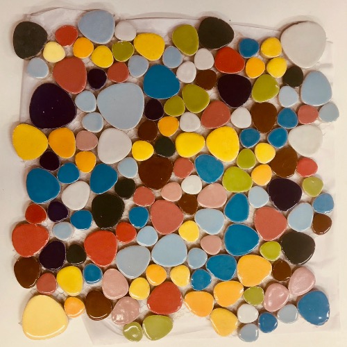 Arlequin mix couleurs mosaïque galets émailles artisanaux par plaque 29 cm