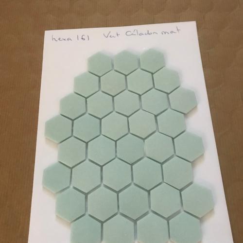 Vert céladon hexagone mosaïque émaux mat satiné plaque 32.5 cm papier belle face 