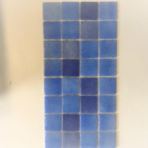 Frise mosaïque Bleu marine et moyen émaux de verre 4 cm par plaque 28 par 16.5 cm