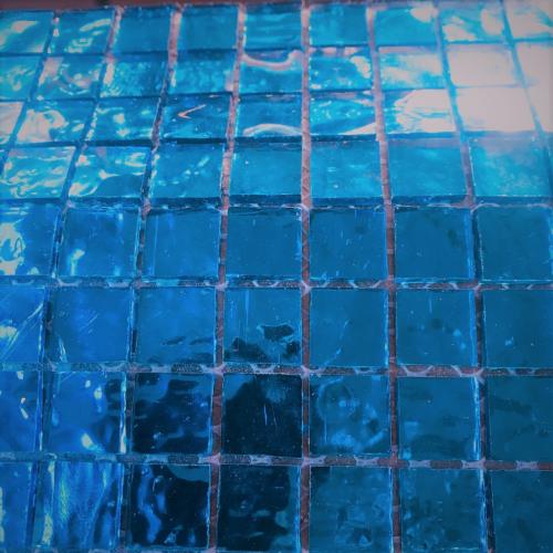 Bleu cyan foncé mosaïque miroir martelé par plaque 30 cm