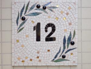 plaque de rue mosaïque feuille d'olivier du sud en grès et verre