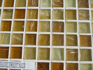 Jaune ambre mat 1.5 par 1.5cm mosaïque verre artisanal par plaque de 10.par 10 cm