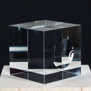 Cube en verre avec auge 40 mm par 40mm translucide 