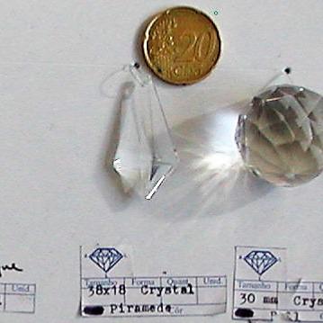 Blanc translucide Pampille pyramide 38 par 18 mm