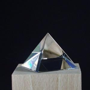 Pyramide en verre translucide  60 mm de base hauteur 50 mm 