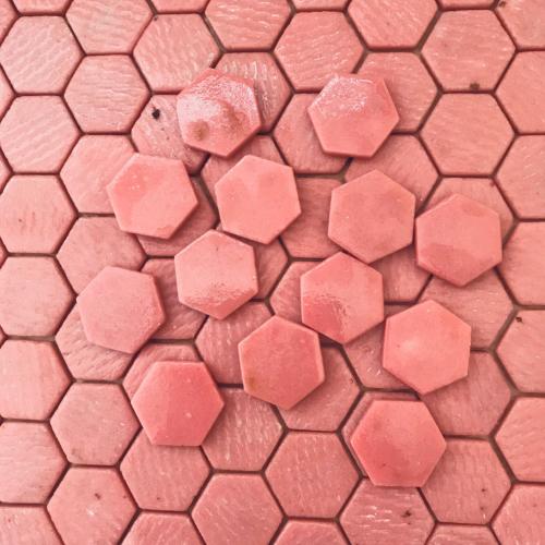 Rose framboise hexagone mosaïque émaux brillant plaque 29 cm fin de série