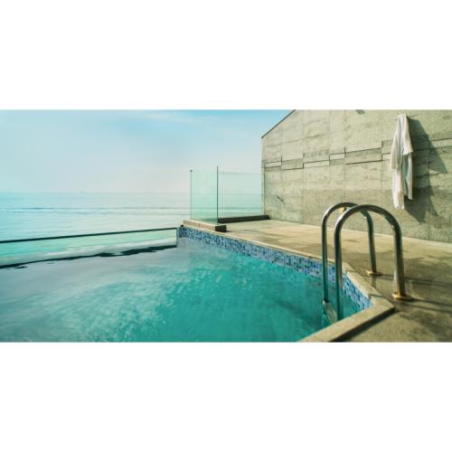 Mosaïque bleue pour piscine bleu intense