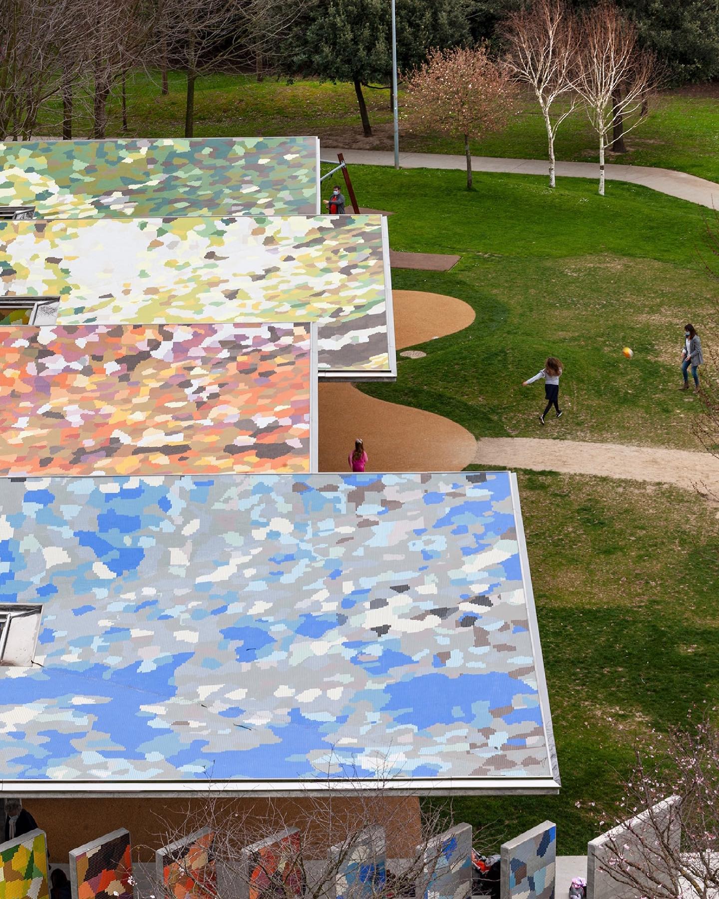 mosaïque toit aire de jeux en espagne par Hisbalit mosaico