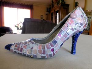 Chaussure recouverte de mosaïque mauve par Mme Clenet de Cholet