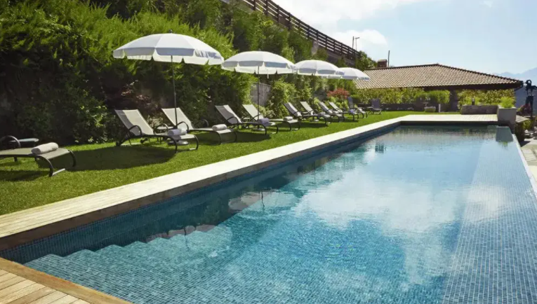 Mosaïque bleue pour piscine bleu intense