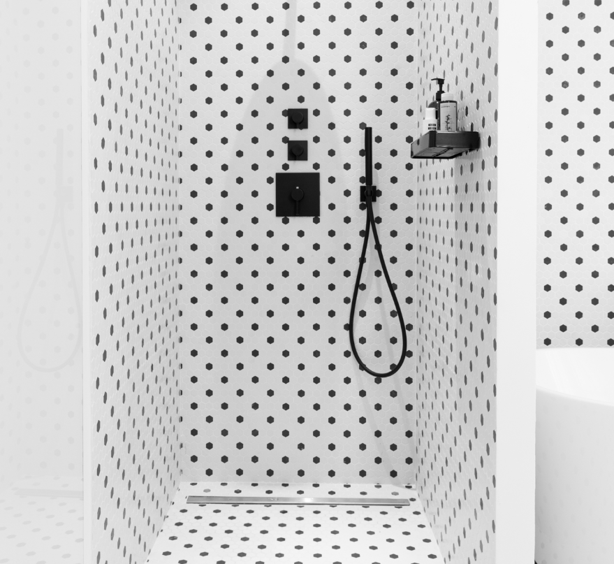 carrelage mosaïque hexagone blanc et noir douche