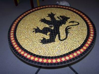 mosaique table blason par les resident colinnes vendéennes