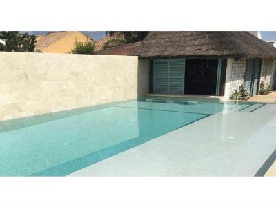 Comment choisir sa mosaïque piscine en fonction de la couleur de l'eau