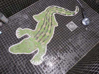 Mosaïque sol douche italienne crocodile de Mme charpentier  