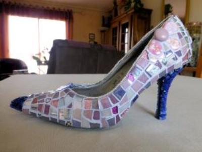 Chaussure recouverte de mosaïque mauve par Mme Clenet de Cholet