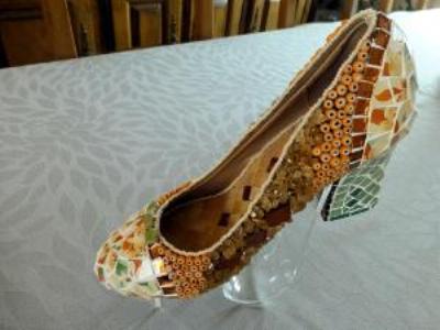 Chaussure recouverte de mosaïque doré par Mme Clenet de Cholet