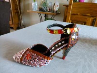 Chaussure en mosaïque doré  sculpture par Mme Clenet de Cholet