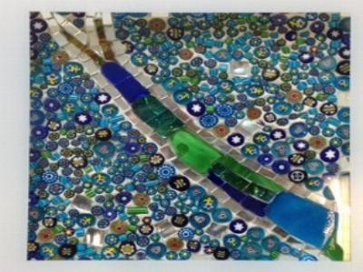tableau  fragment de la queue d'une libellule en miroirs colorés made in mosaic 