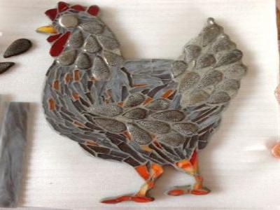 poule grise avec galets pétales et verre americain